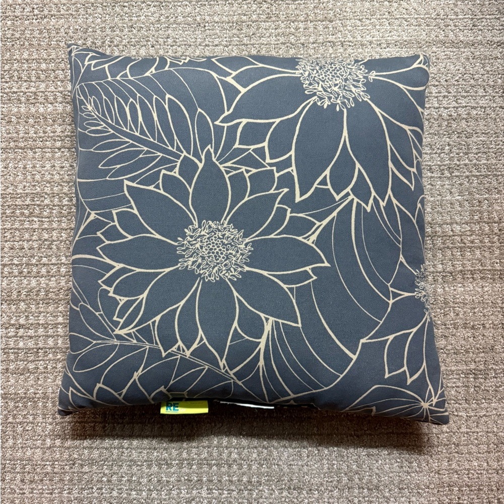Set of 2 Floral Patterned Throw Pillows